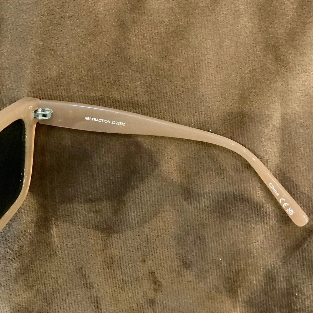 I-Sea Sunglasses Tan Rose gold case and key chain both never used Classic Preppy